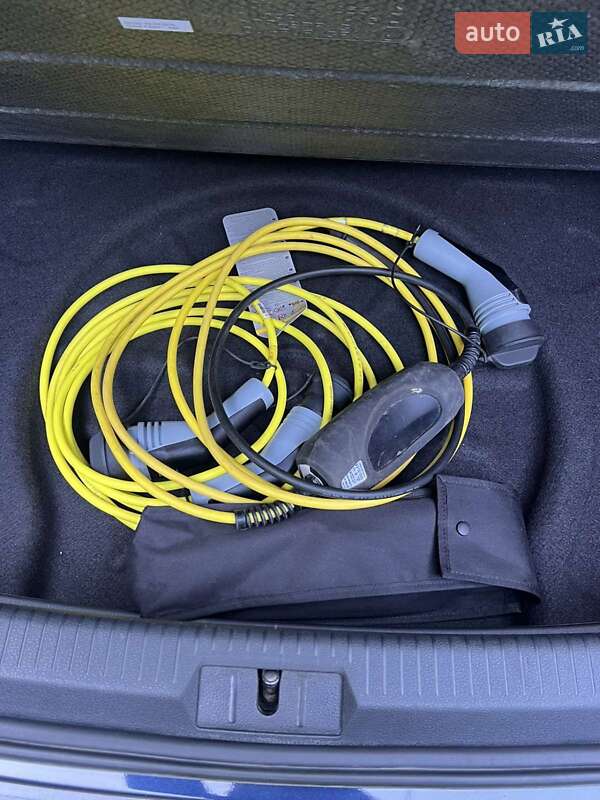 Хетчбек Volkswagen e-Golf 2015 в Косові фото 27 Хетчбек Volkswagen e-Golf 2015 в Косові