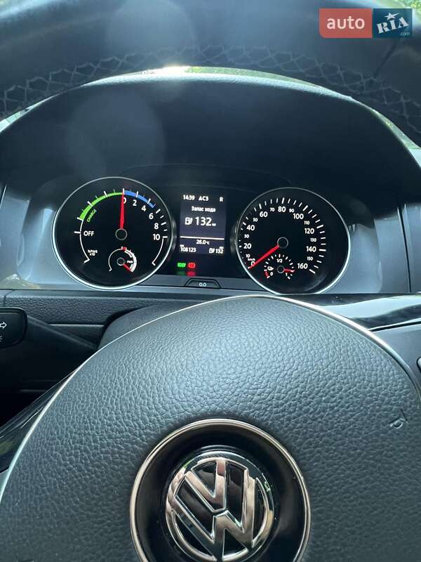 Хетчбек Volkswagen e-Golf 2015 в Косові фото 26 Хетчбек Volkswagen e-Golf 2015 в Косові