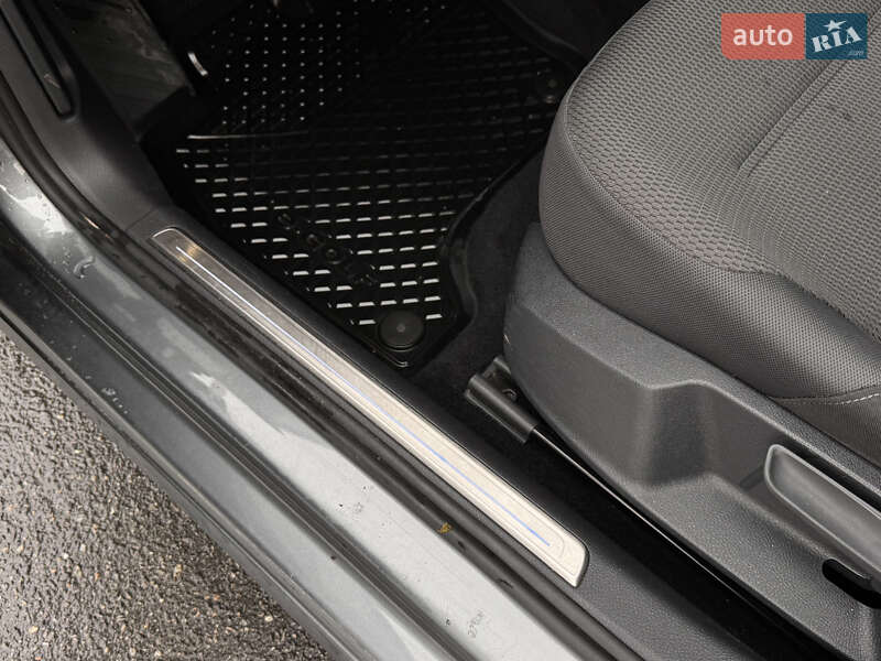 Хэтчбек Volkswagen e-Golf 2017 в Киеве