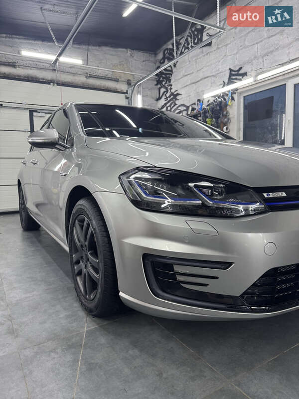 Хэтчбек Volkswagen e-Golf 2019 в Тальном фото Хэтчбек Volkswagen e-Golf 2019 в Тальном