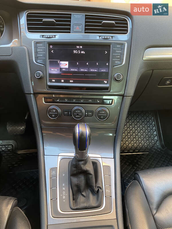 Хетчбек Volkswagen e-Golf 2015 в Дніпрі