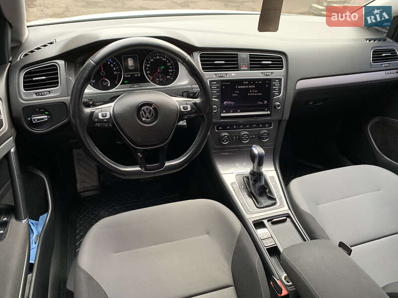 Хэтчбек Volkswagen e-Golf 2015 в Ивано-Франковске