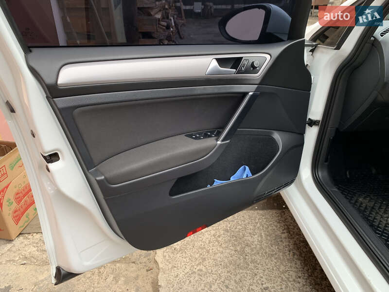 Хэтчбек Volkswagen e-Golf 2015 в Ивано-Франковске