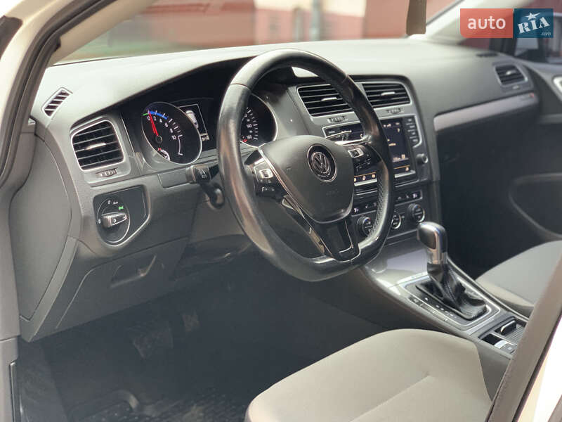 Хэтчбек Volkswagen e-Golf 2015 в Ивано-Франковске