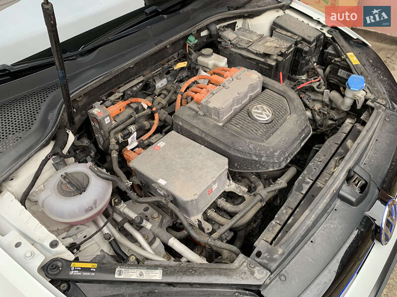 Хэтчбек Volkswagen e-Golf 2015 в Ивано-Франковске