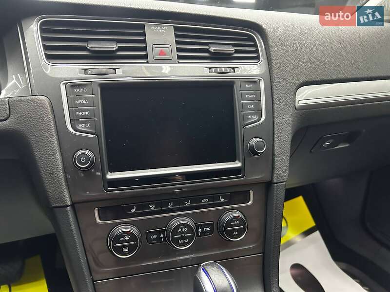 Хетчбек Volkswagen e-Golf 2015 в Чернівцях