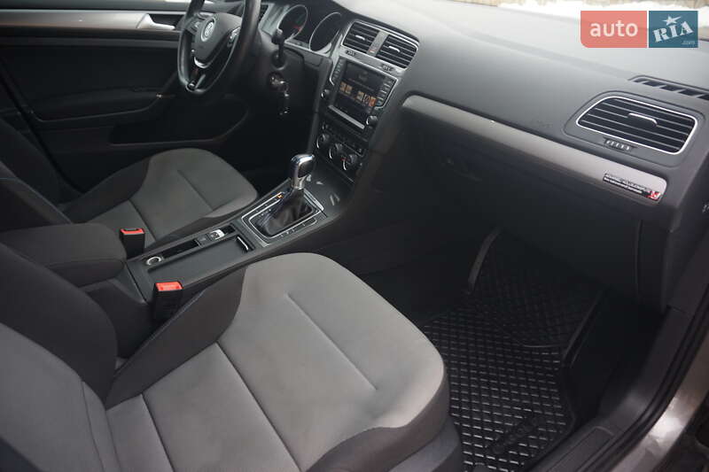 Хэтчбек Volkswagen e-Golf 2015 в Самборе