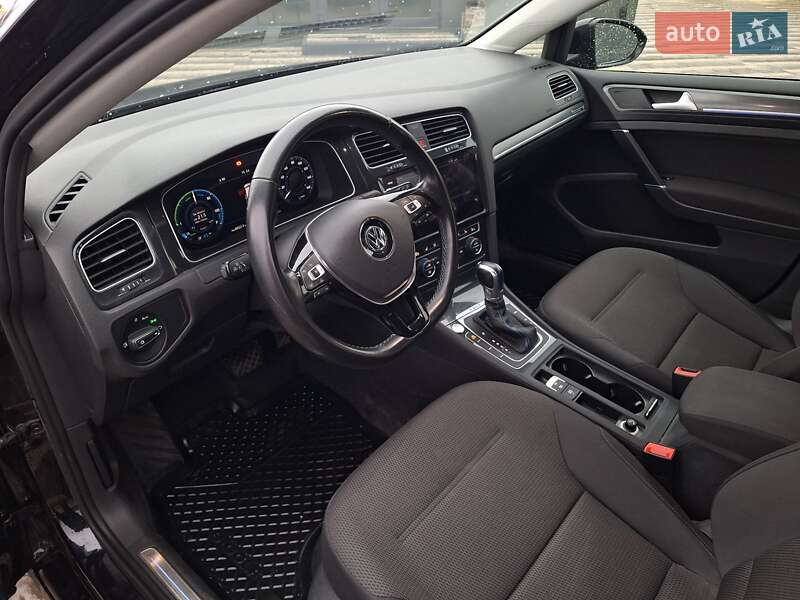 Хетчбек Volkswagen e-Golf 2017 в Городку