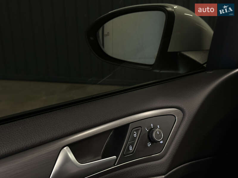 Хэтчбек Volkswagen e-Golf 2018 в Львове