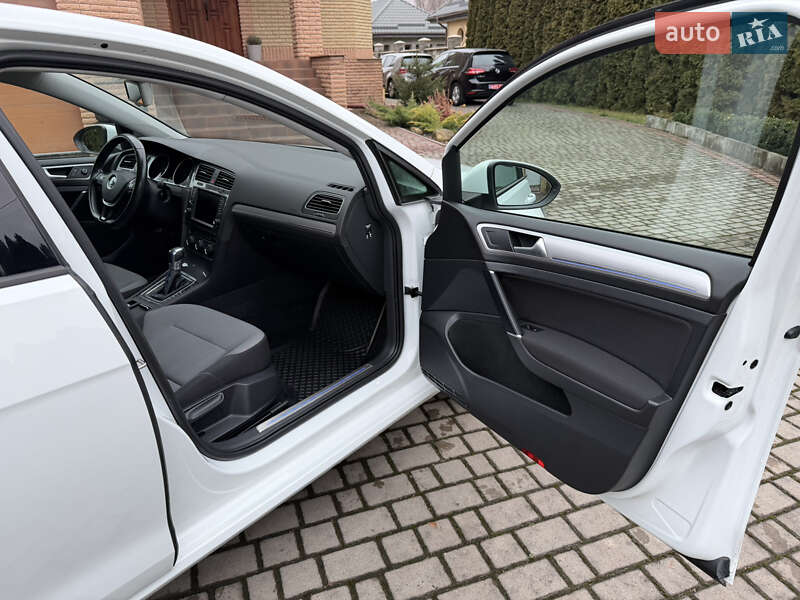 Хетчбек Volkswagen e-Golf 2015 в Рівному