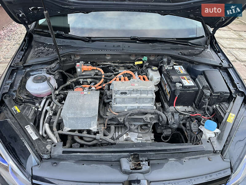 Хэтчбек Volkswagen e-Golf 2017 в Ужгороде