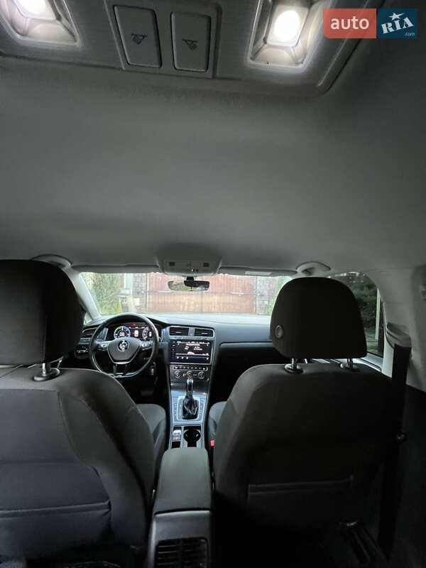 Хэтчбек Volkswagen e-Golf 2017 в Ужгороде