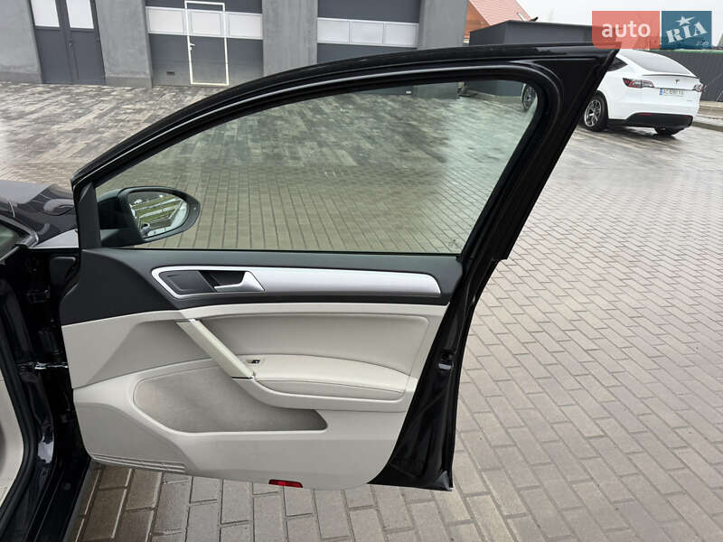 Хетчбек Volkswagen e-Golf 2015 в Луцьку