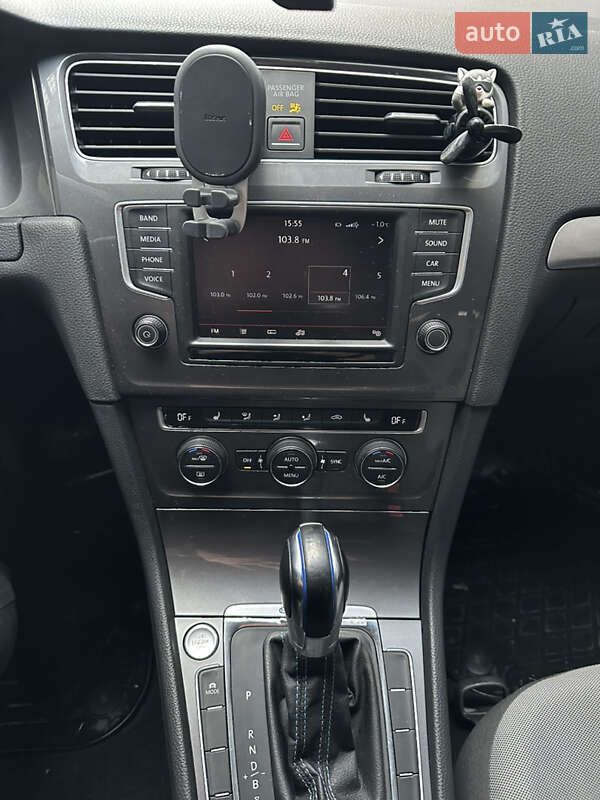 Хетчбек Volkswagen e-Golf 2015 в Івано-Франківську