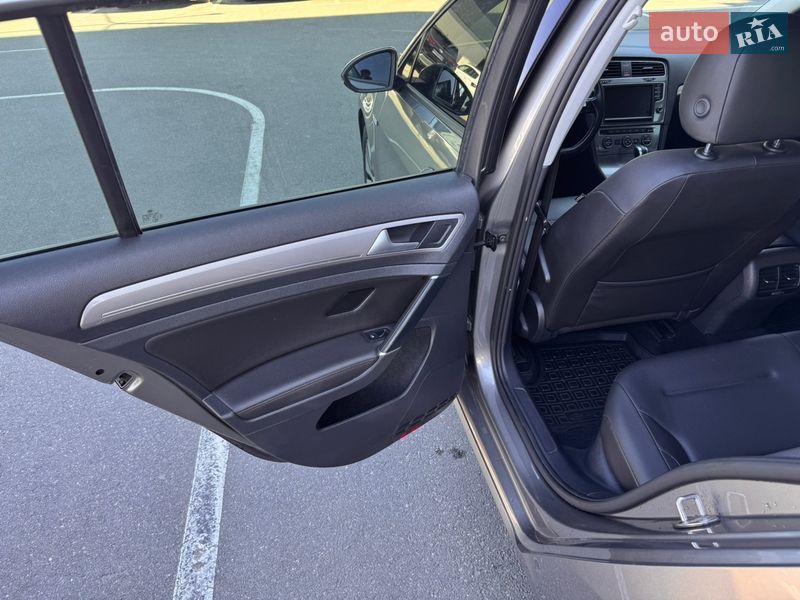 Хэтчбек Volkswagen e-Golf 2016 в Киеве