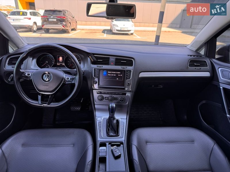 Хэтчбек Volkswagen e-Golf 2016 в Киеве