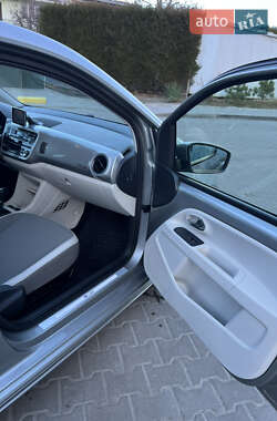 Хэтчбек Volkswagen e-Up 2015 в 