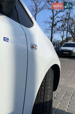 Хэтчбек Volkswagen e-Up 2013 в 