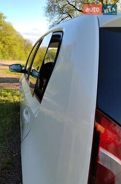 Хэтчбек Volkswagen e-Up 2014 в 