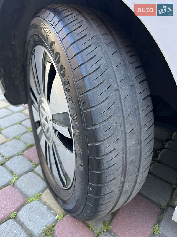 Хэтчбек Volkswagen e-Up 2014 в Львове