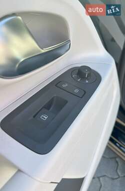 Хэтчбек Volkswagen e-Up 2013 в 