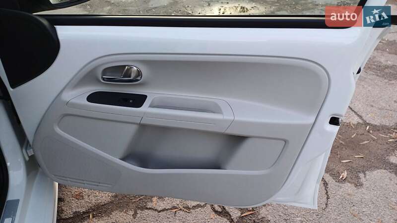 Хэтчбек Volkswagen e-Up 2013 в Звягеле фото 12 Хэтчбек Volkswagen e-Up 2013 в Звягеле