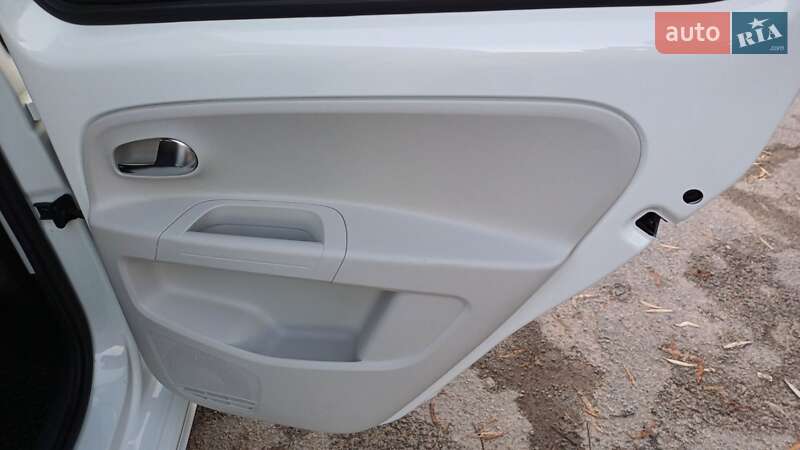 Хэтчбек Volkswagen e-Up 2013 в Звягеле фото 54 Хэтчбек Volkswagen e-Up 2013 в Звягеле