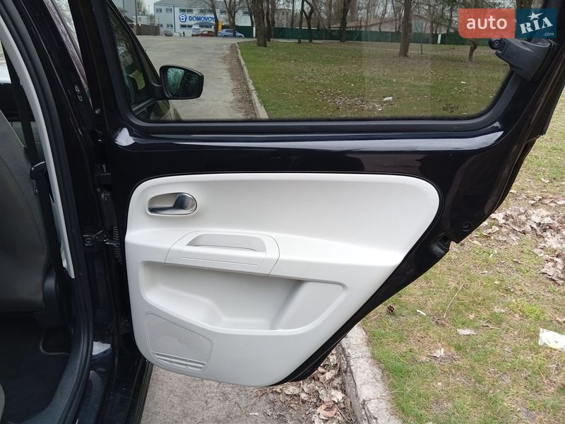 Хэтчбек Volkswagen e-Up 2014 в Горишних Плавнях