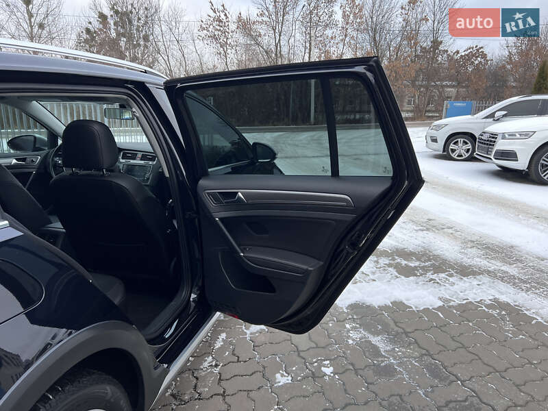 Универсал Volkswagen Golf Alltrack 2017 в Нововолынске