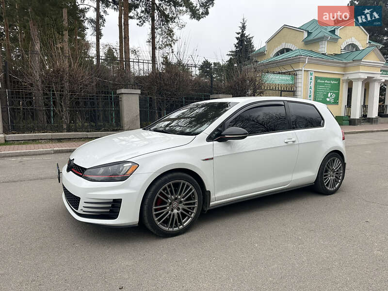 Хэтчбек Volkswagen Golf GTI 2015 в 