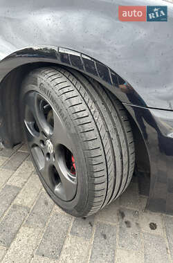 Хэтчбек Volkswagen Golf GTI 2011 в 
