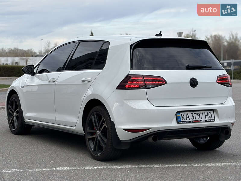 Хэтчбек Volkswagen Golf GTI 2016 в Киеве