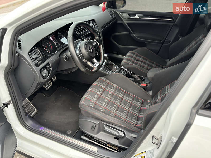 Хэтчбек Volkswagen Golf GTI 2016 в Киеве