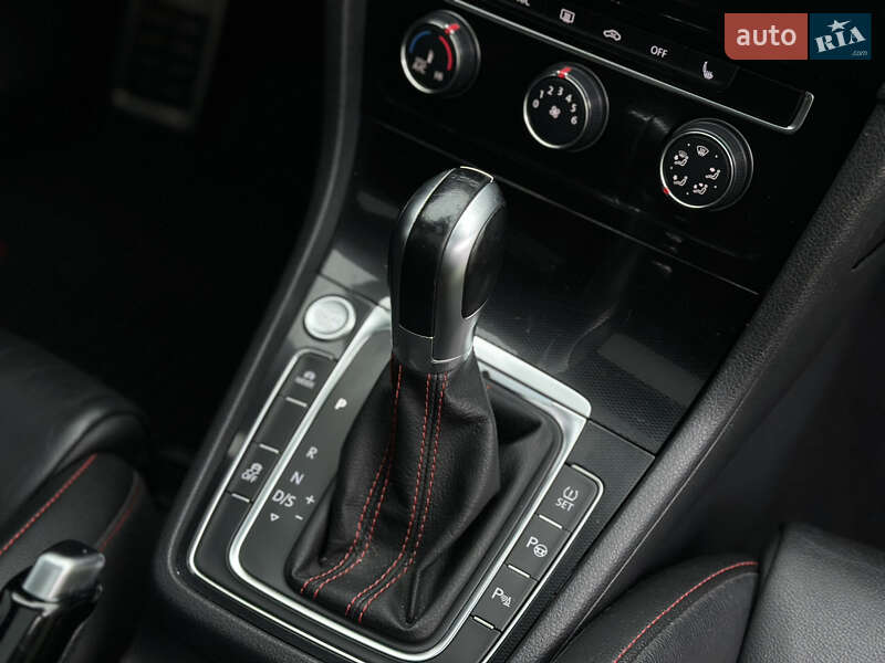 Хэтчбек Volkswagen Golf GTI 2017 в Киеве