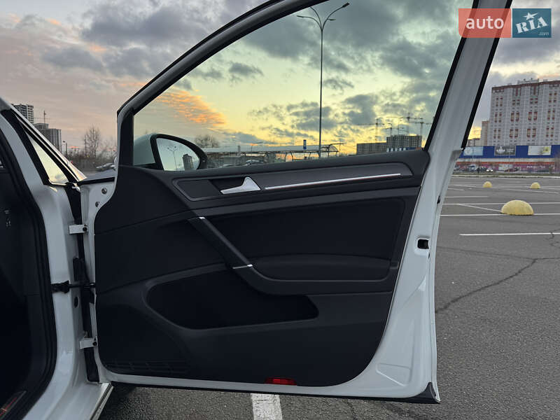 Хэтчбек Volkswagen Golf GTI 2019 в Киеве