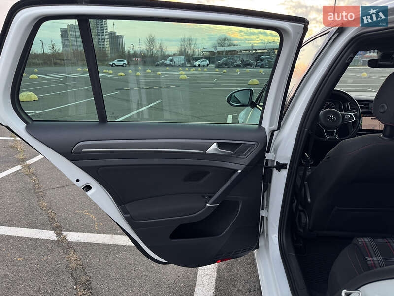 Хэтчбек Volkswagen Golf GTI 2019 в Киеве