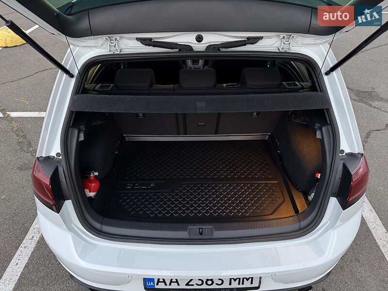 Хэтчбек Volkswagen Golf GTI 2019 в Киеве