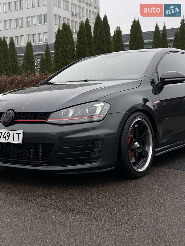 Хэтчбек Volkswagen Golf GTI 2015 в Киеве