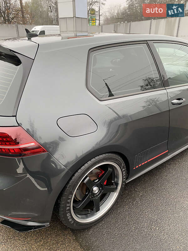 Хэтчбек Volkswagen Golf GTI 2015 в Киеве
