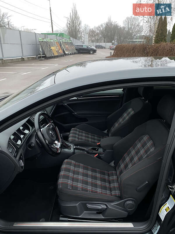Хэтчбек Volkswagen Golf GTI 2015 в Киеве