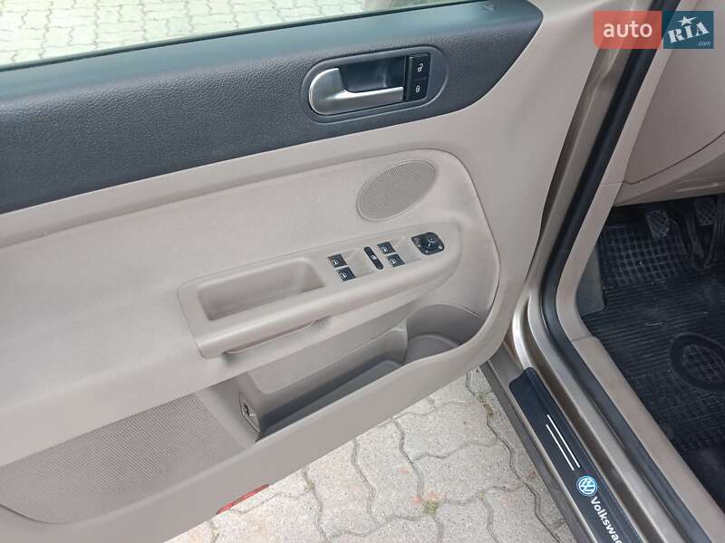 Хэтчбек Volkswagen Golf Plus 2012 в Нововолынске фото 14 Хэтчбек Volkswagen Golf Plus 2012 в Нововолынске