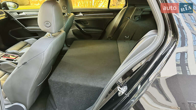 Хэтчбек Volkswagen Golf R 2017 в Луцке