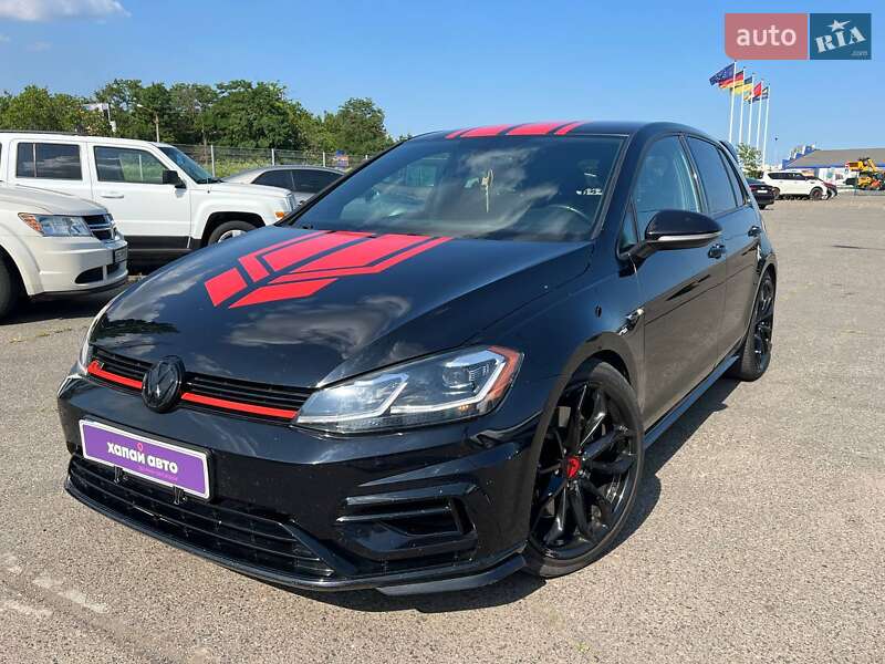 Хэтчбек Volkswagen Golf R 2018 в 
