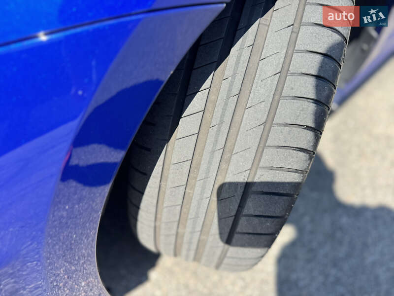Хэтчбек Volkswagen Golf R 2016 в Киеве