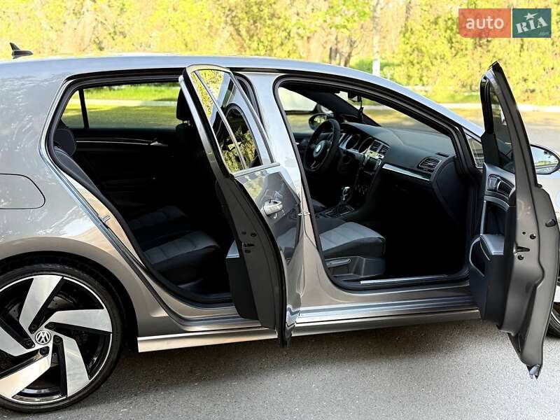 Хэтчбек Volkswagen Golf R 2015 в Львове