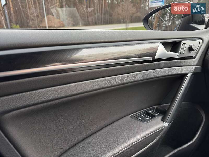 Хэтчбек Volkswagen Golf R 2019 в Киеве