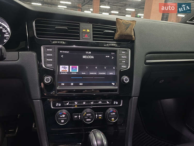 Хэтчбек Volkswagen Golf R 2015 в Киеве