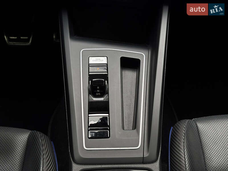 Хэтчбек Volkswagen Golf R 2022 в Киеве