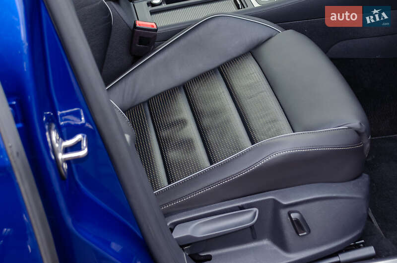 Хэтчбек Volkswagen Golf R 2019 в Киеве