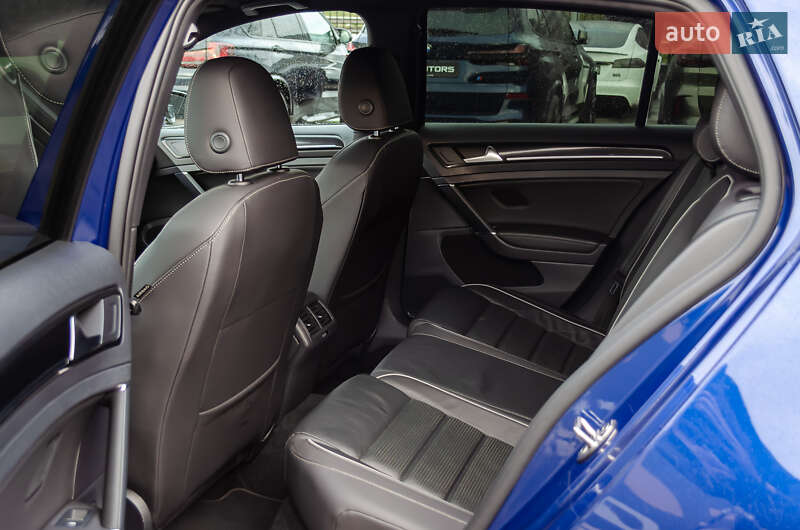 Хэтчбек Volkswagen Golf R 2019 в Киеве